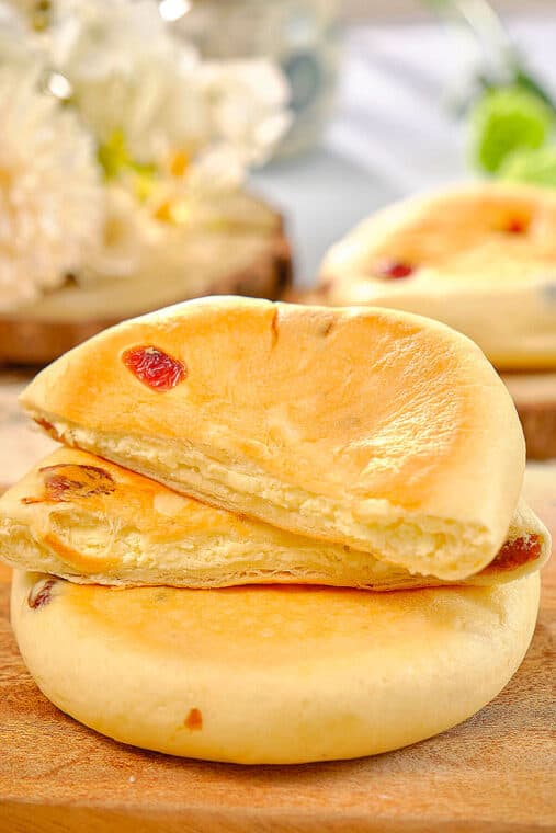 Creamcheese Cranberry Bun - Bánh Mì Kem Phomai Nam Việt Quất