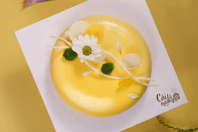 Bánh sinh nhật màu vàng sang trọng, ý nghĩa