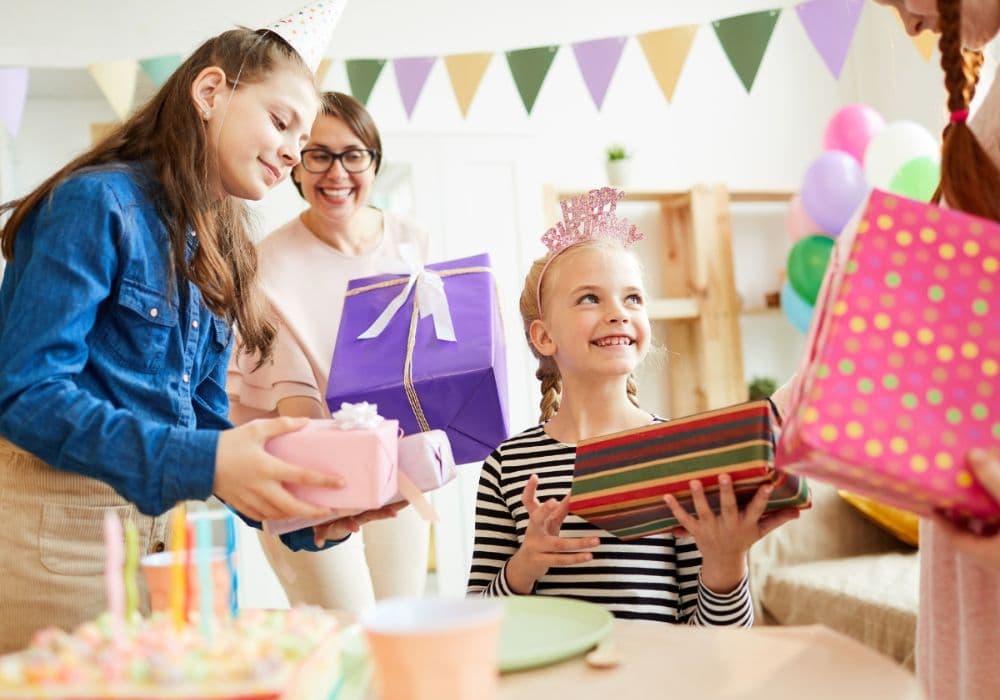 20 món quà sinh nhật cho bé gái theo độ tuổi dễ thương, ý nghĩa