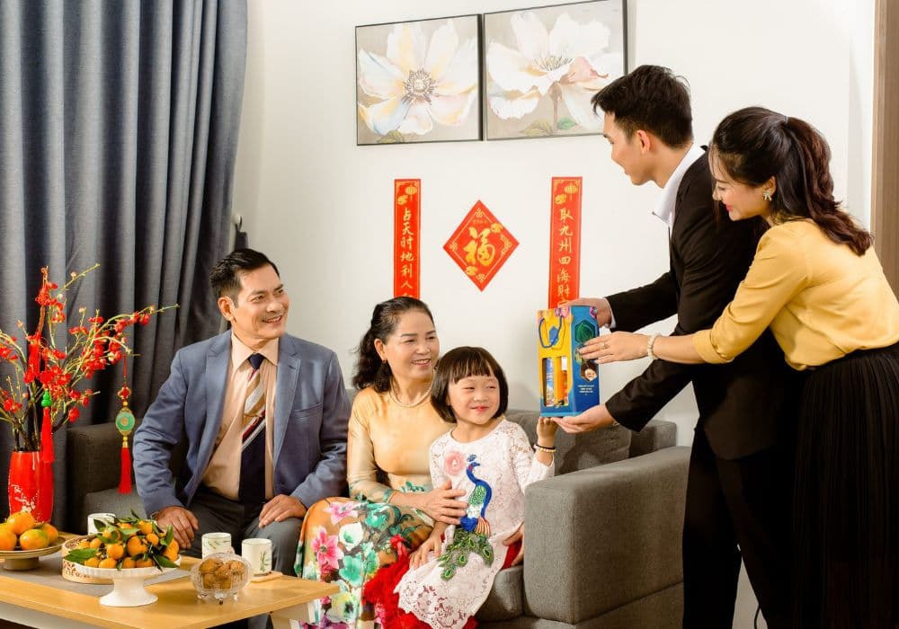 10 quà Tết biếu bố mẹ chồng ý nghĩa và ấn tượng dành cho các nàng dâu