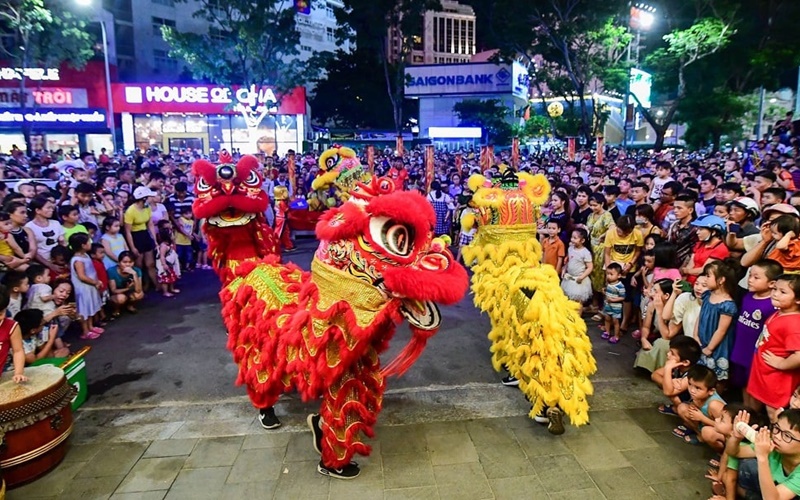 Múa lân vào dịp Trung Thu