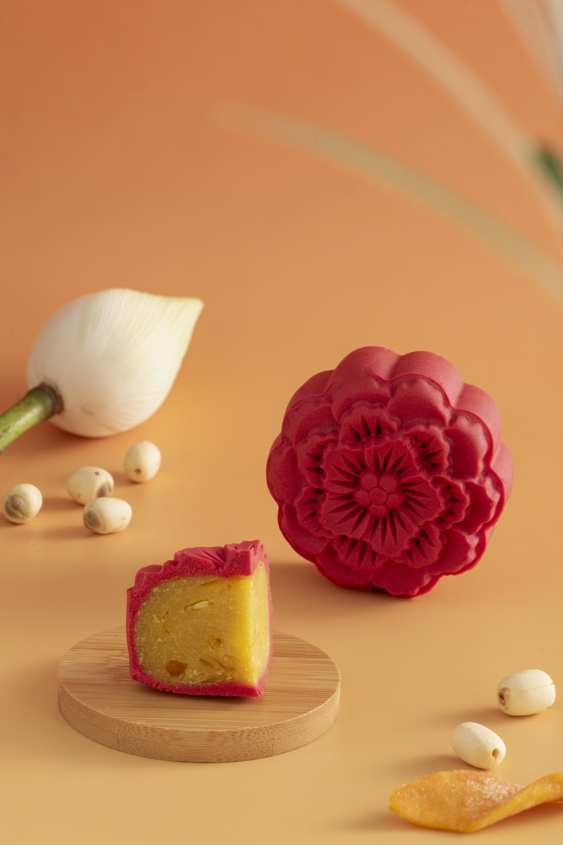 Bánh Trung thu Sen vàng xoài dẻo là mẫu bánh Trung Thu cao cấp phù hợp dành tặng người thân yêu