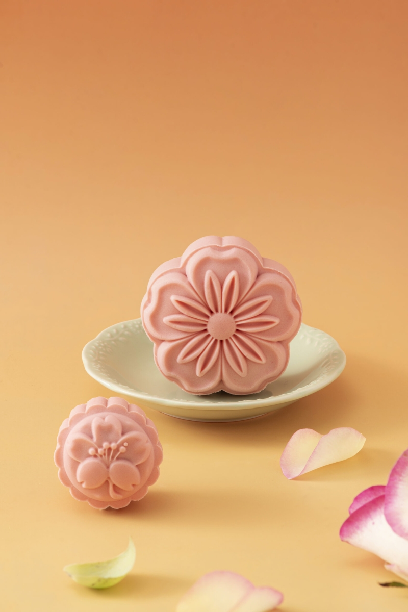 Bánh Trung thu hiện đại vải hồng cánh sen