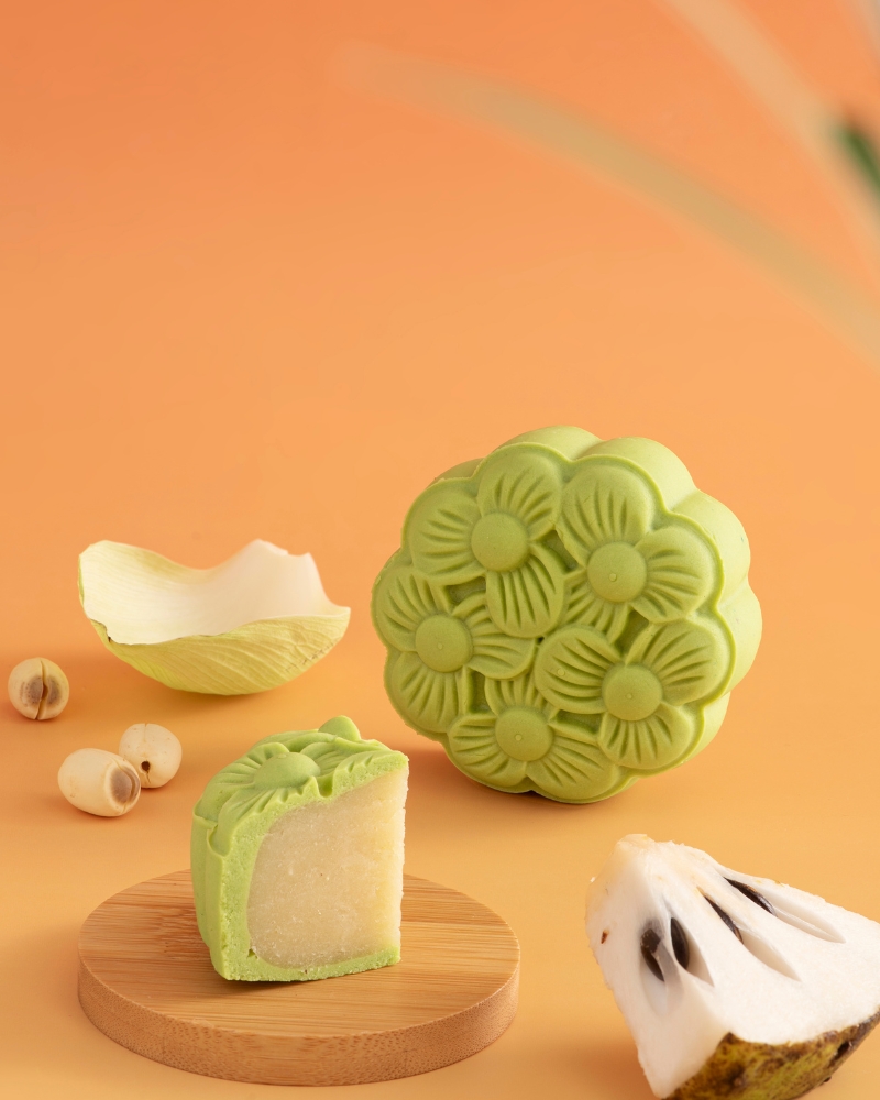 Bánh Trung thu Mãng cầu xiêm sen thơm ngon